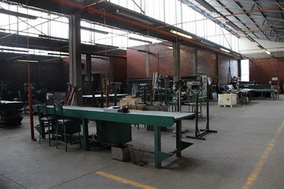 黃屏大使考察浪潮集團津巴布韋電腦組裝工廠，推動計算機信息技術開發合作